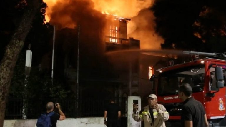 Καταστράφηκε ολοσχερώς από τις φλόγες το Πολεμικό Μουσείο Χανίων (video)