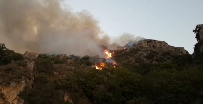 Σε πλήρη εξέλιξη η φωτιά και στο Κακόπετρο – Εκκενώθηκαν τα Δελιανά (audio)