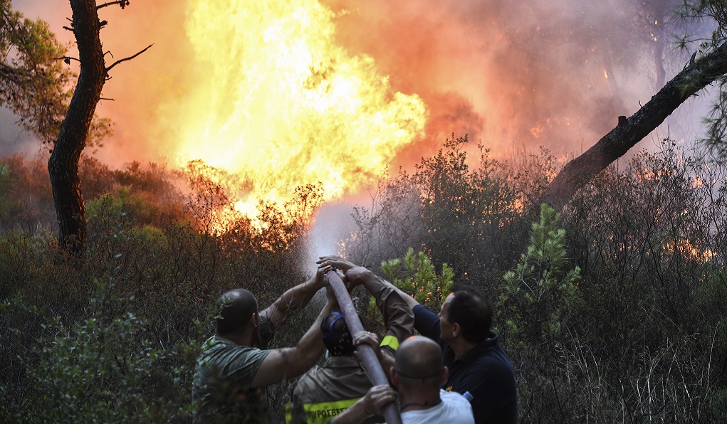 Ανεξέλεγκτη η πυρκαγιά στην Ανατολική Αττική – Ένας νεκρός στη Ραφήνα (video)
