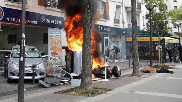 Γαλλία: 508 συλλήψεις και φωτιές σε 845 αυτοκίνητα