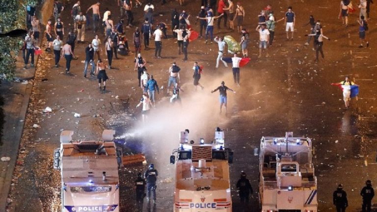 Γαλλία: Tαραχές με δύο νεκρούς στο περιθώριο των εορτασμών για το Μουντιάλ (video)