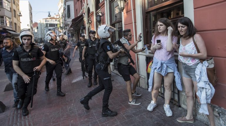 Για τέταρτη χρονιά το Gay Pride στην Κωνσταντινούπολη παρά την απαγόρευση των αρχών