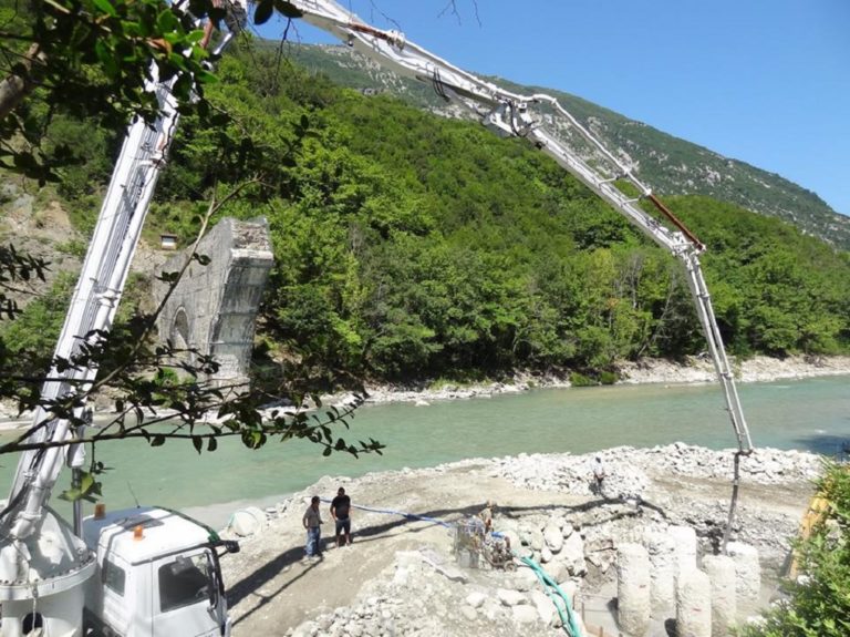 Στεριώνει το Γεφύρι Πλάκας