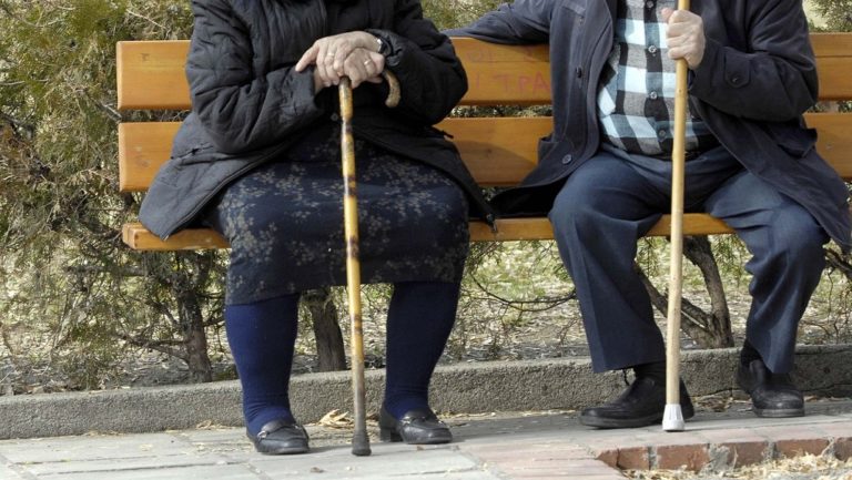 Μελέτη: Άμεσα συνδεδεμένοι οι θάνατοι ηλικιωμένων με το ποσοστό εμβολιασμένου προσωπικού των μονάδων φροντίδας