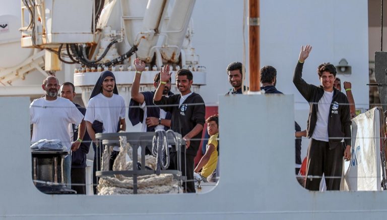 Θαλασσινή οδύσσεια για 450 μετανάστες στην κεντρική Μεσόγειο