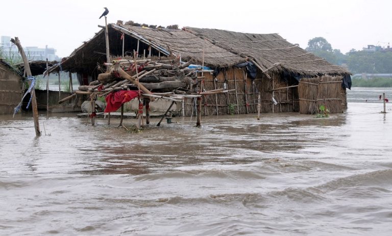 Σφοδρές βροχοπτώσεις με δεκάδες νεκρούς στην Ινδία