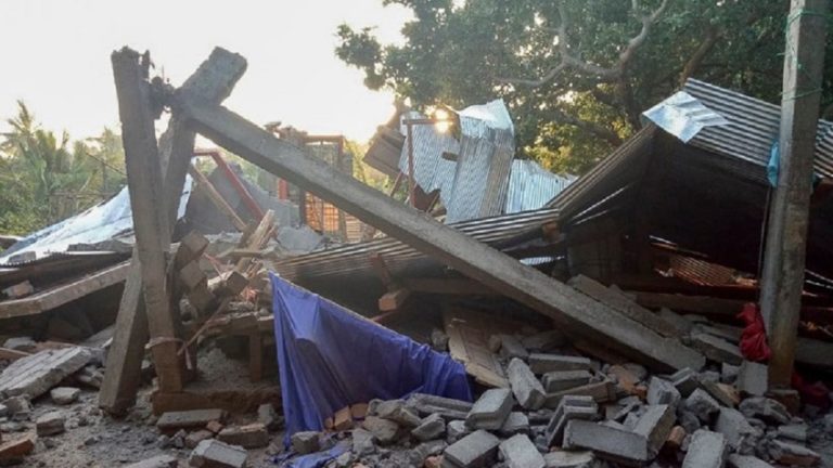 Ινδονησία: Επιχείρηση διάσωσης εκατοντάδων ανθρώπων μετά το φονικό σεισμό