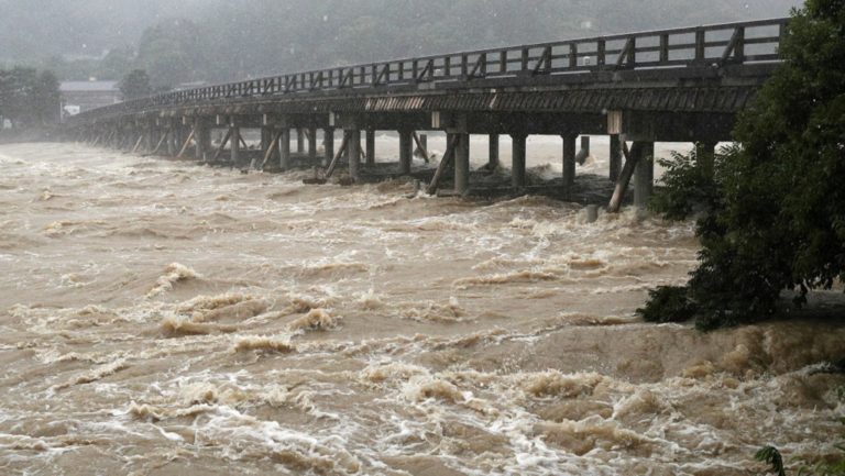 Καταρρακτώδεις βροχές στην Ιαπωνία με νεκρούς και αγνοούμενους