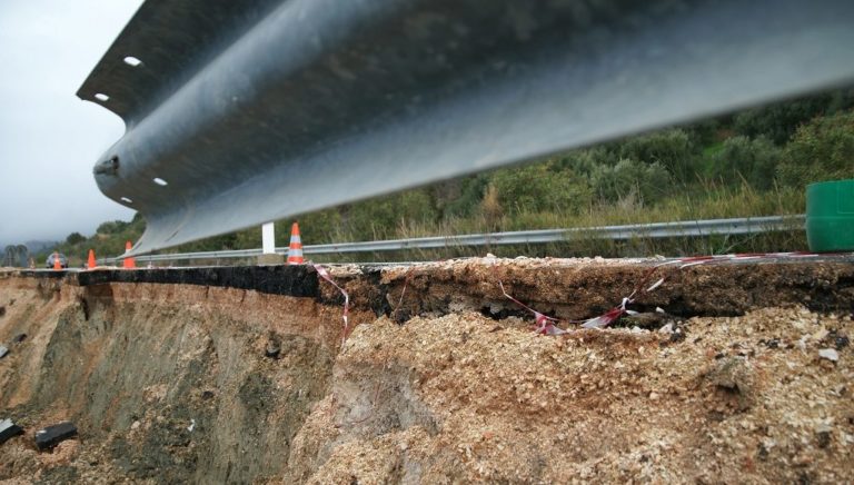 Χανιά: Βράχος έπεσε στο δρόμο προς το Θέρισο