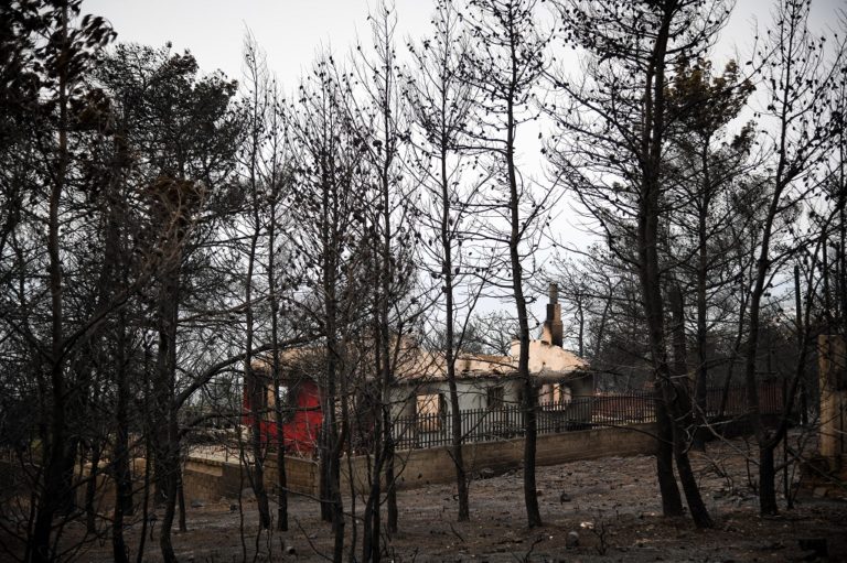 Σε ύφεση οι πυρκαγιές σε Κινέτα – Καλλιτεχνούπολη