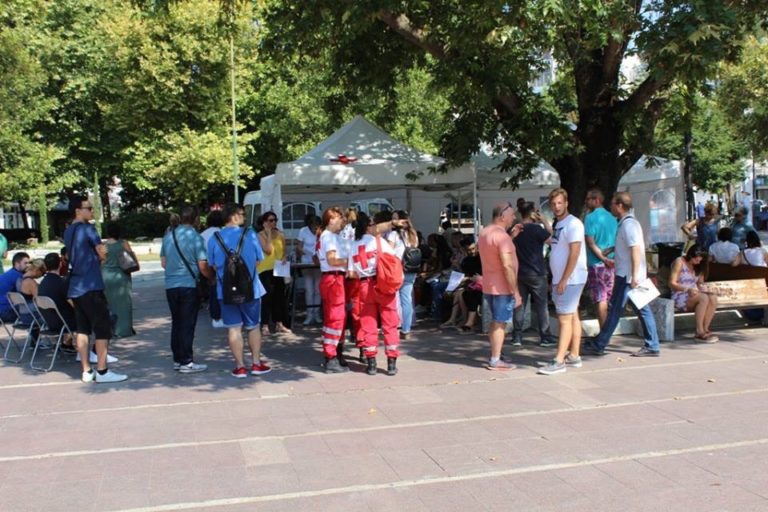 Ουρές αλληλεγγύης στην Κεντρική Πλατεία Λάρισας