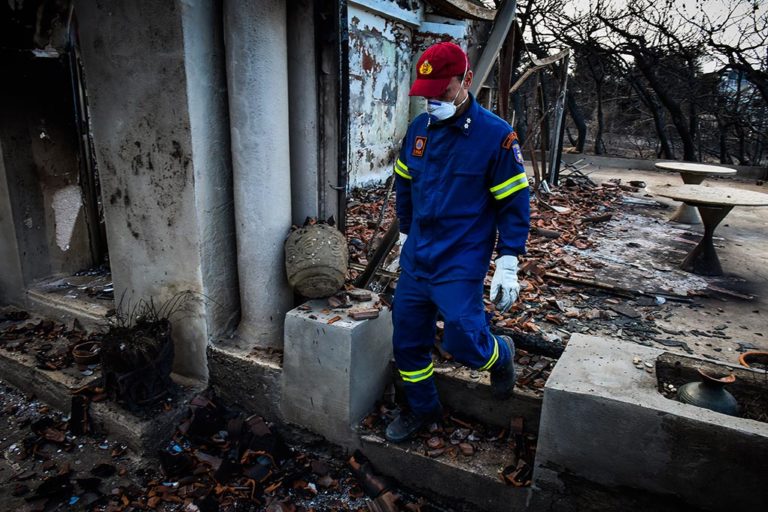 Πένθος και αγώνας δρόμου μετά τη φονική πύρινη λαίλαπα (video)