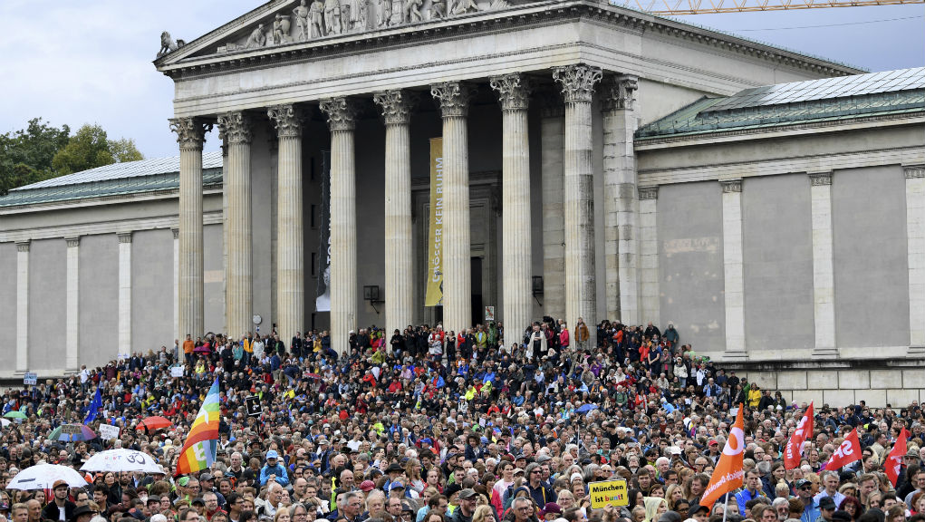 Γερμανία: 25.000 διαδηλωτές κατά των συμμάχων της Μέρκελ στο μεταναστευτικό