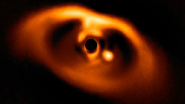 Ευρωπαίοι επιστήμονες ανακάλυψαν και φωτογράφισαν για πρώτη φορά νεογέννητο εξωπλανήτη