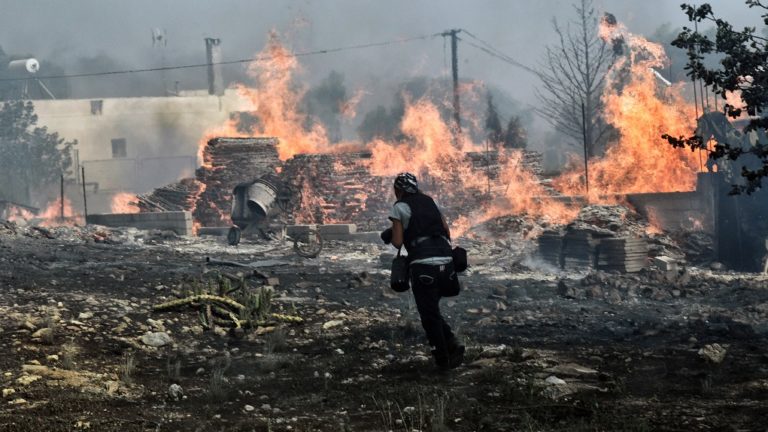 Ύφεση στο μέτωπο πυρκαγιάς στην Κινέτα – Κάηκε το πευκοδάσος (video)