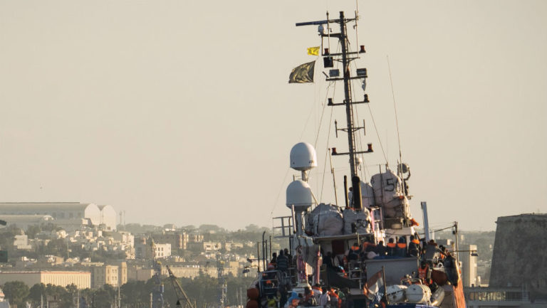 Σε πλοίο της Frontex και σε μονάδα της ιταλικής ακτοφυλακής οι 450 μετανάστες