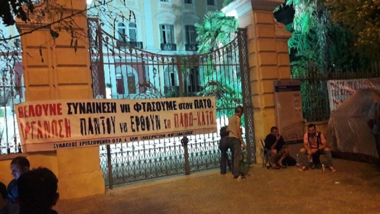 Συμβασιούχοι έστησαν σκηνές μπροστά από το υπουργείο Μακεδονίας-Θράκης (video)