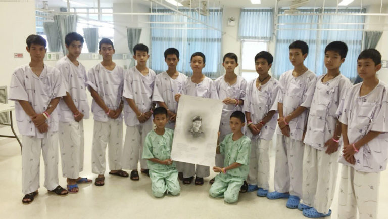 Ταϊλάνδη: Πώς αποχαιρέτισαν τα 12 παιδιά τον δύτη που έχασε τη ζωή του