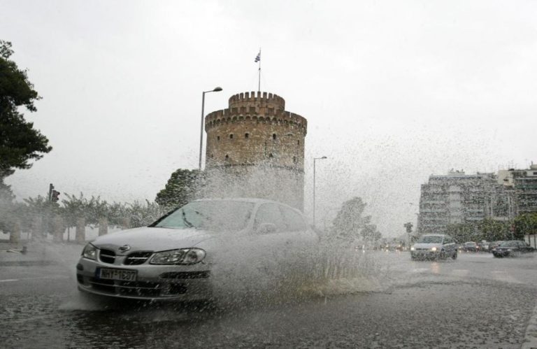 Καταρρακτώδης βροχή και χαλαζόπτωση στη Θεσσαλονίκη