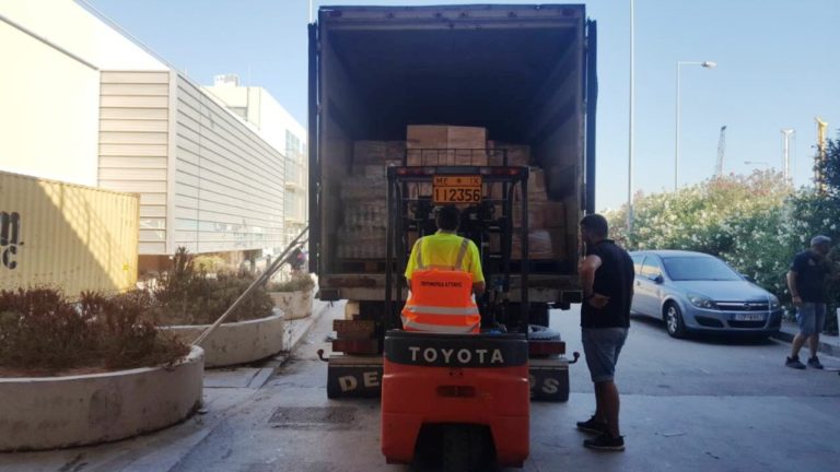 Στην Αττική 30 τόνοι ειδών ανάγκης από τη Λάρισα