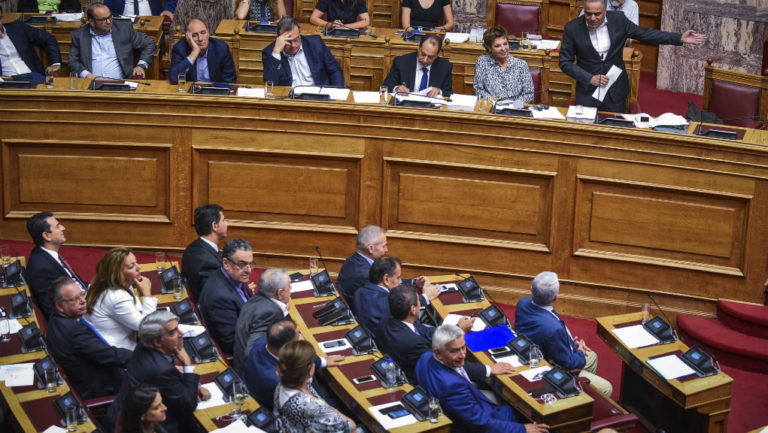 Βουλή: Επεισόδιο για τη Μακρόνησο – Αντιδράσεις κατά της ΧΑ