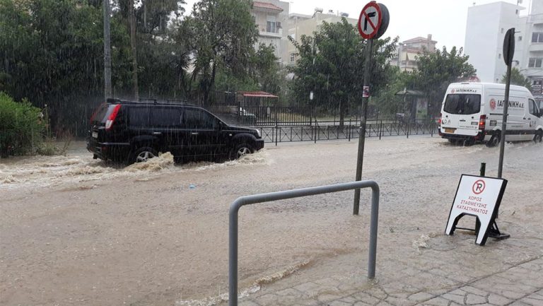 Ισχυρές βροχές σε αρκετές περιοχές της χώρας-Καταιγίδες στην Αττική-Οδηγίες από τη Γ.Γ.Π.Π.(video)