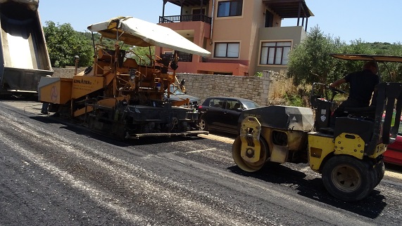 Αντικατάσταση ασφαλτοτάπητα στην Αγ. Μαρίνα  (video – photos)