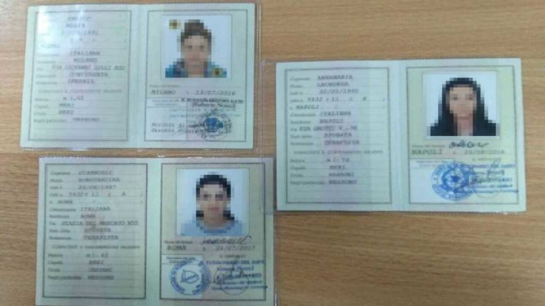 Εξαρθρώθηκε κύκλωμα που προμήθευε πλαστά ταξιδιωτικά έγγραφα