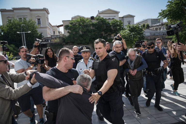 Στο δικαστήριο ο καθ΄ ομολογία δολοφόνος της Ζέμπερη-Το ξέσπασμα του πατέρα (video)