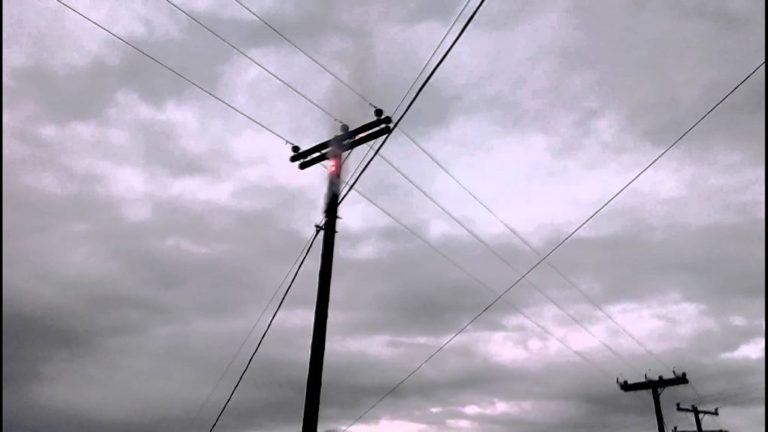 Κέρκυρα: Φωτιά σε κολώνα της ΔΕΗ στην Αχαράβη
