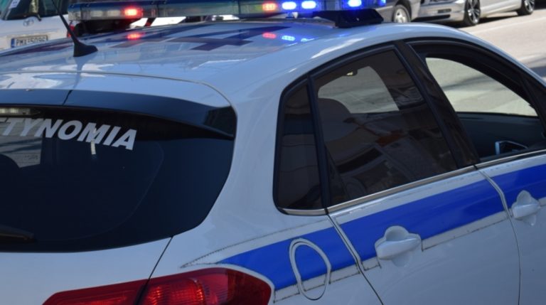 Θεσσαλονίκη: Σταθμευμένα αυτοκίνητα “ρήμαζαν” τρία άτομα