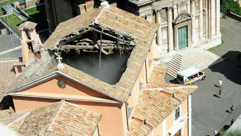 Κατέρρευσε η οροφή ιστορικής εκκλησίας στο κέντρο της Ρώμης
