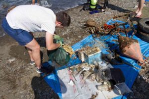 Εθελοντικός καθαρισμός της παραλίας Σχίνου Λουτρακίου
