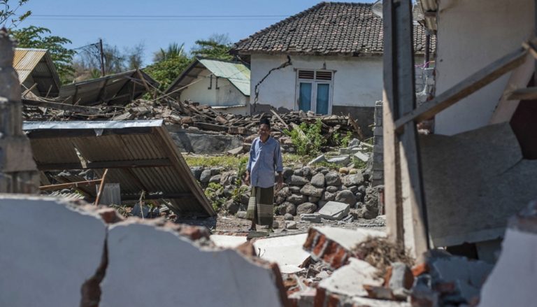 Δεκάδες νεκροί και εκατοντάδες τραυματίες από τον ισχυρό σεισμό στην Ινδονησία