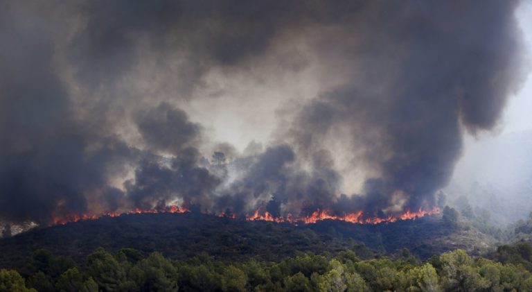 Μαίνονται οι καταστροφικές πυρκαγιές στην Ιβηρική (video)