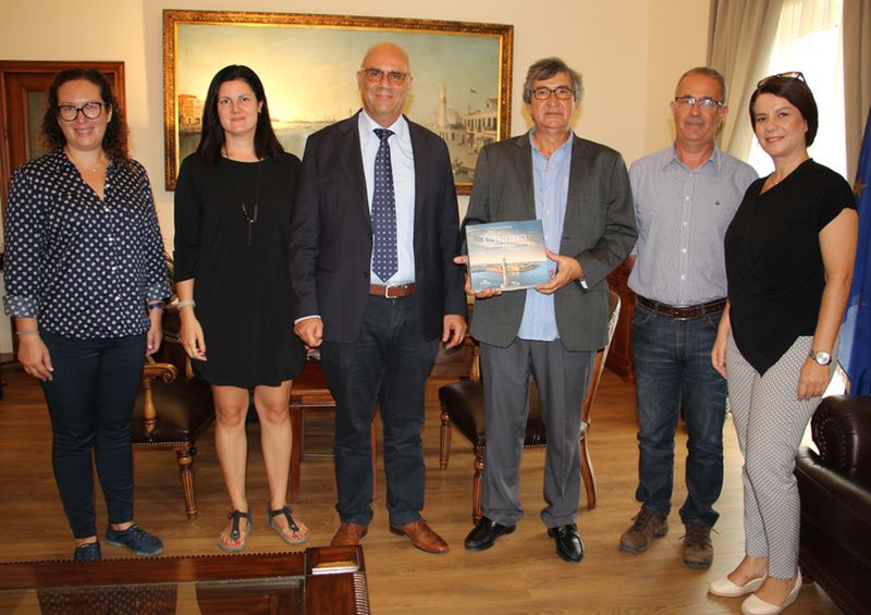 Ο Πρόεδρος Παγκρητικής Ένωσης Αμερικής στον Δήμαρχο Χανίων