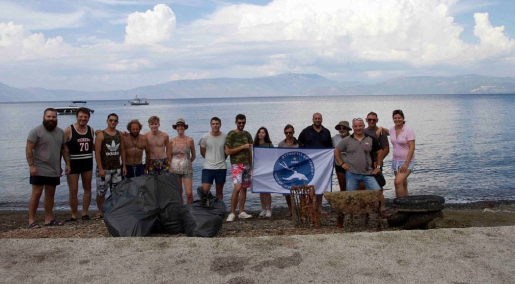 Εθελοντικός καθαρισμός της παραλίας Σχίνου Λουτρακίου