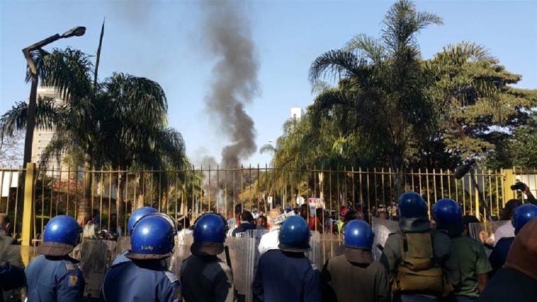 Ζιμπάμπουε: Αιματηρές συγκρούσεις και στρατός στους δρόμους της πρωτεύουσας
