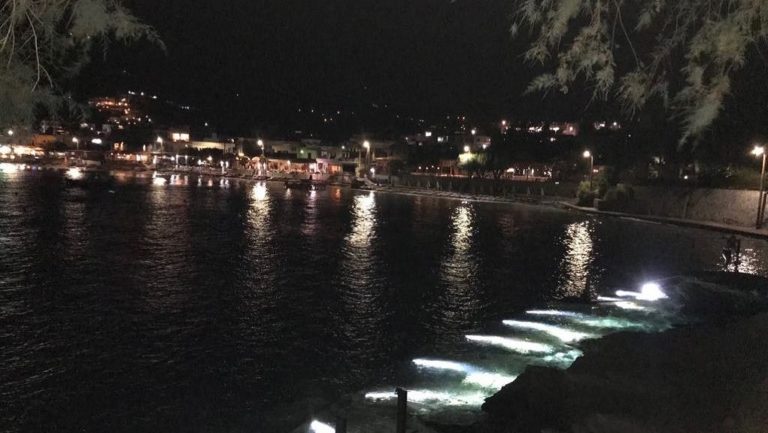Θεαματικός υποβρύχιος φωτισμός στην Αγ. Πελαγία