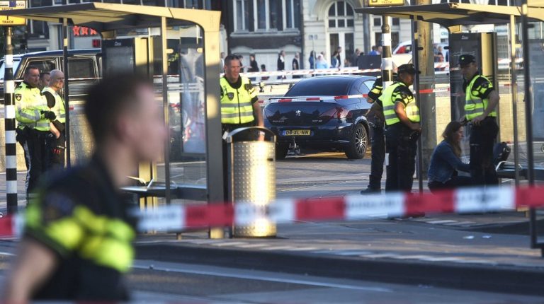 Τραυματίες από επίθεση με μαχαίρι στο Άμστερνταμ – Αστυνομικά πυρά κατά υπόπτου