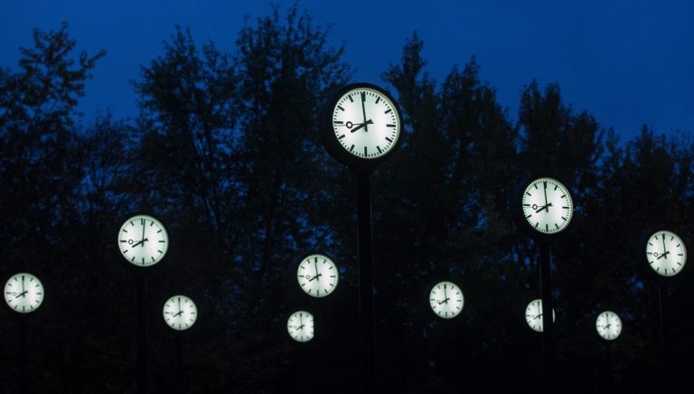 Την κατάργηση της εποχικής αλλαγής ώρας στην ΕΕ προτείνει η Κομισιόν (video)