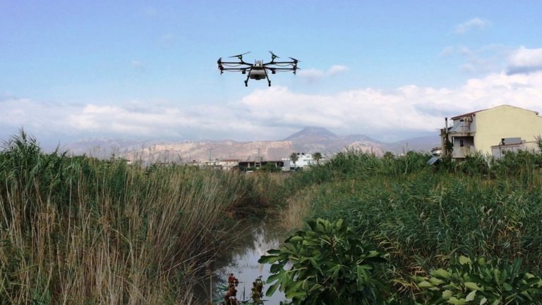 Ραντίζουν με drone τα κουνούπια