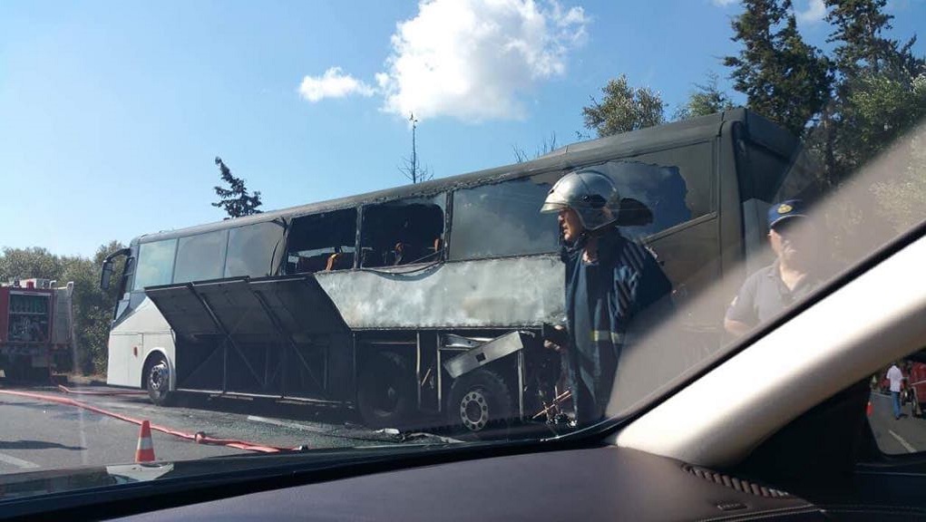Πήρε φωτιά τουριστικό λεωφορείο στο Σεληνάρι