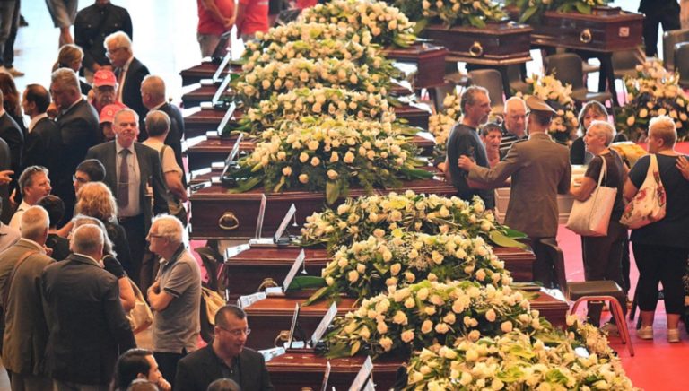 Τραγωδία στη Γένοβα: Κηδείες θυμάτων και ανεύρεση σορών στα συντρίμμια (video)