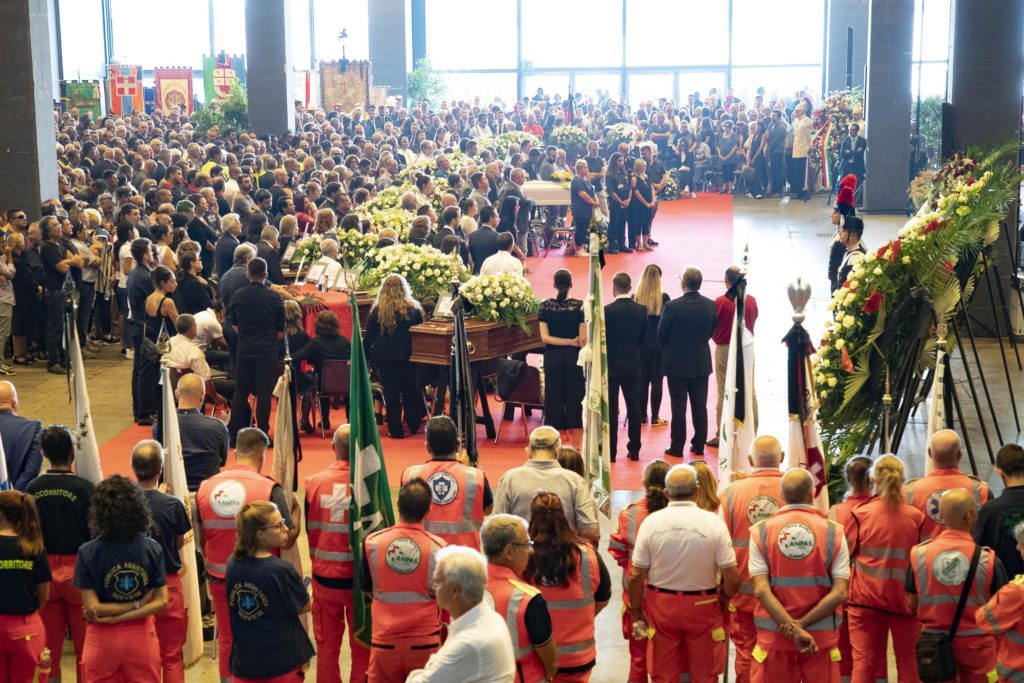 Τραγωδία στη Γένοβα: Κηδείες θυμάτων και ανεύρεση σορών στα συντρίμμια (video)