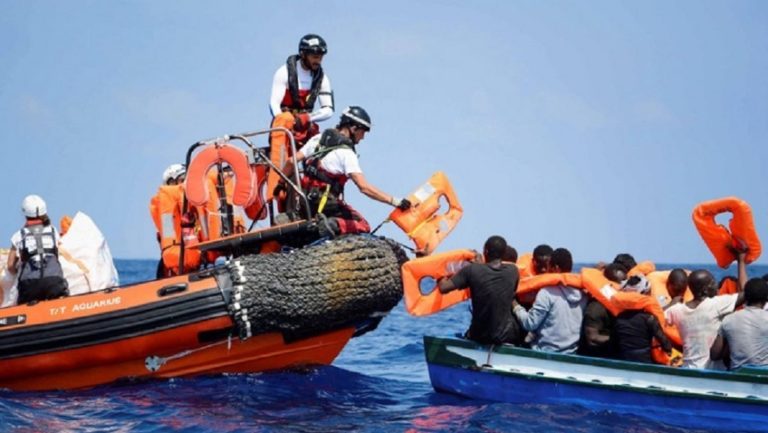 Στην Σικελία 236 μετανάστες με σκάφος που κινδύνεψε να βυθιστεί