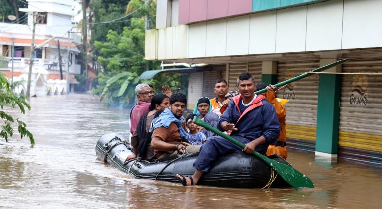 Ινδία: Kαταστροφικές πλημμύρες με ανθρώπινες απώλειες