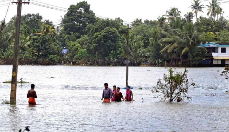 Περισσότεροι από 400 οι νεκροί από τις πλημμύρες στην Ινδία