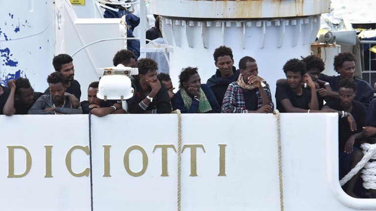 Η Ιταλία εμμένει στη «σκληρή γραμμή» έναντι της ΕΕ-Συνάντηση Σαλβίνι-Όρμπαν για το μεταναστευτικό