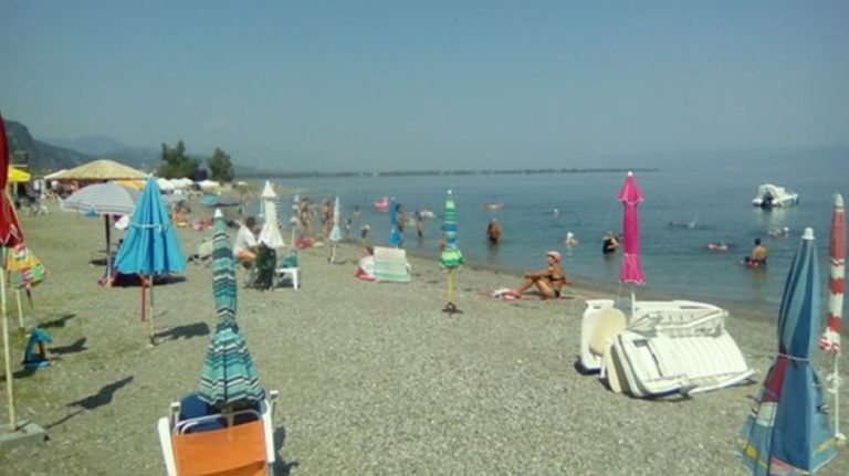 Ξαπλώστρες και ομπρέλες που εγκαθιστούν μόνιμα στην παραλία παραθεριστές, απομακρύνει ο δήμος Αριστοτέλη